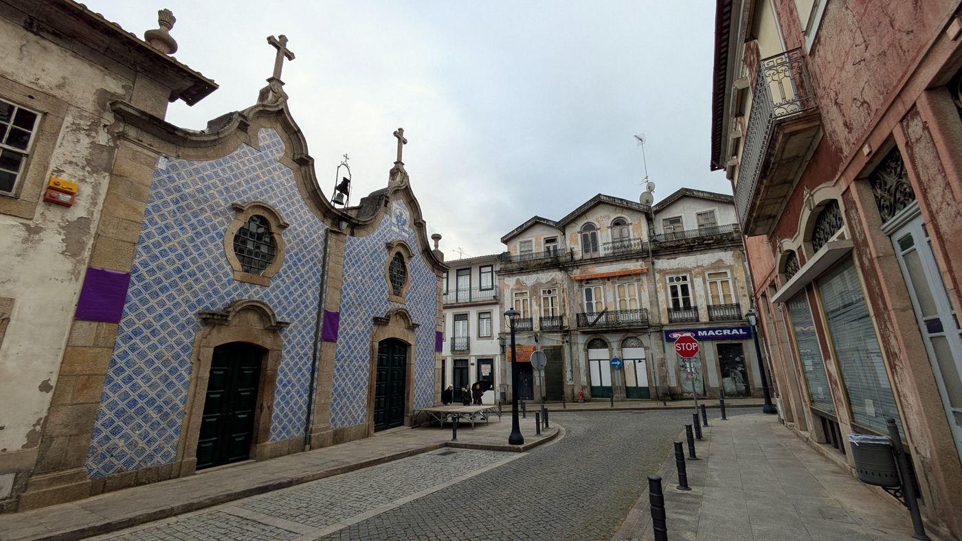 Capilla con la fachada cubierta de azulejos azules en Bragança