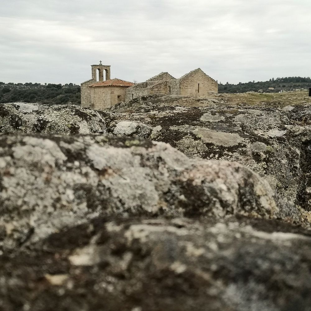 Ruinas de una iglesia sobre lajas de granito en Castelo Mendo