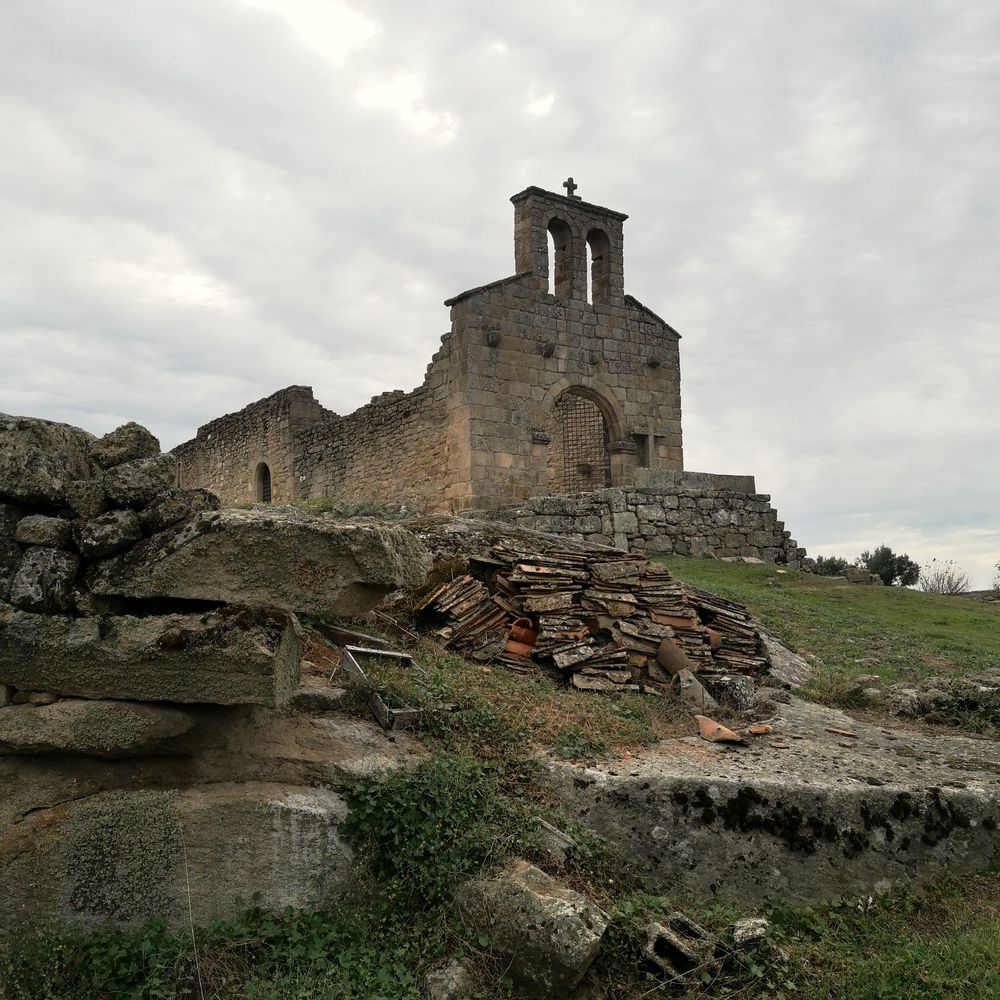 Otra vista de las ruinas de la iglesia de Castelo Mendo