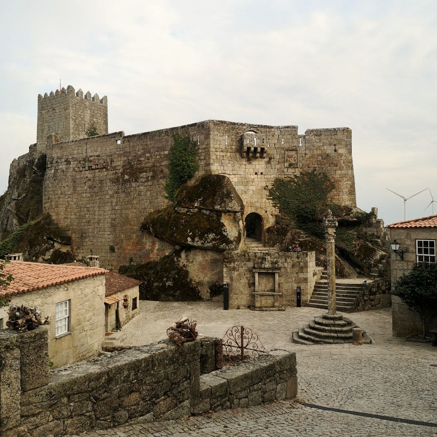 Castillo de Sortelha levantado sobre grandes peñascos de granito, con la picota en la plaza