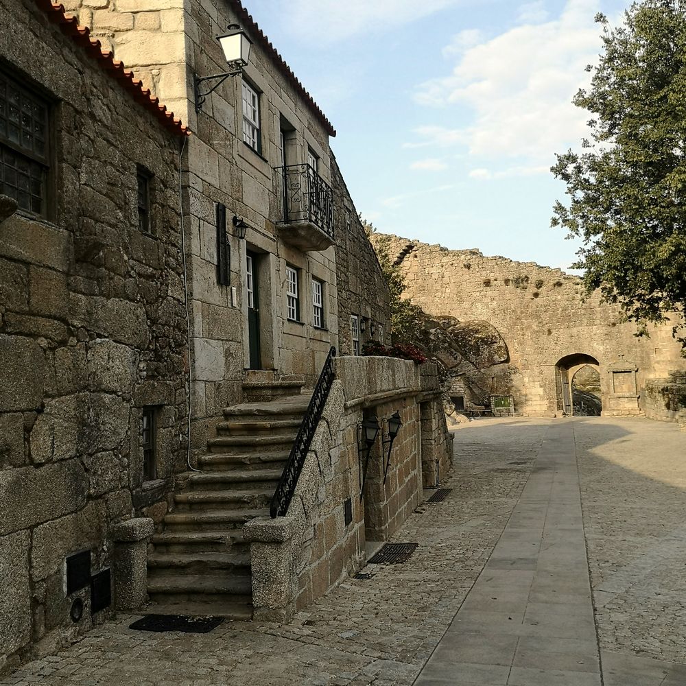 Calle de Sortelha con casas de granito y puerta de la muralla