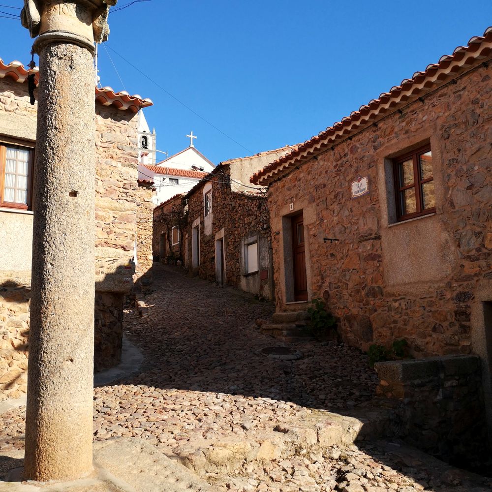 Calle de pizarra con picota de granito