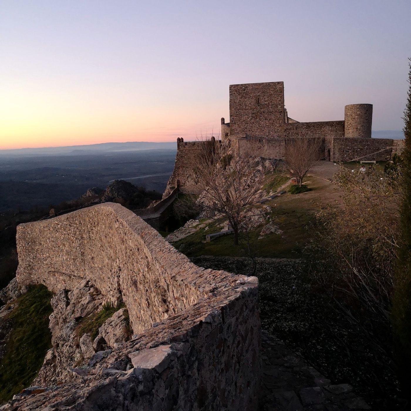 Murallas y torre del castillo de Marvão al anochecer, sobre la llanura