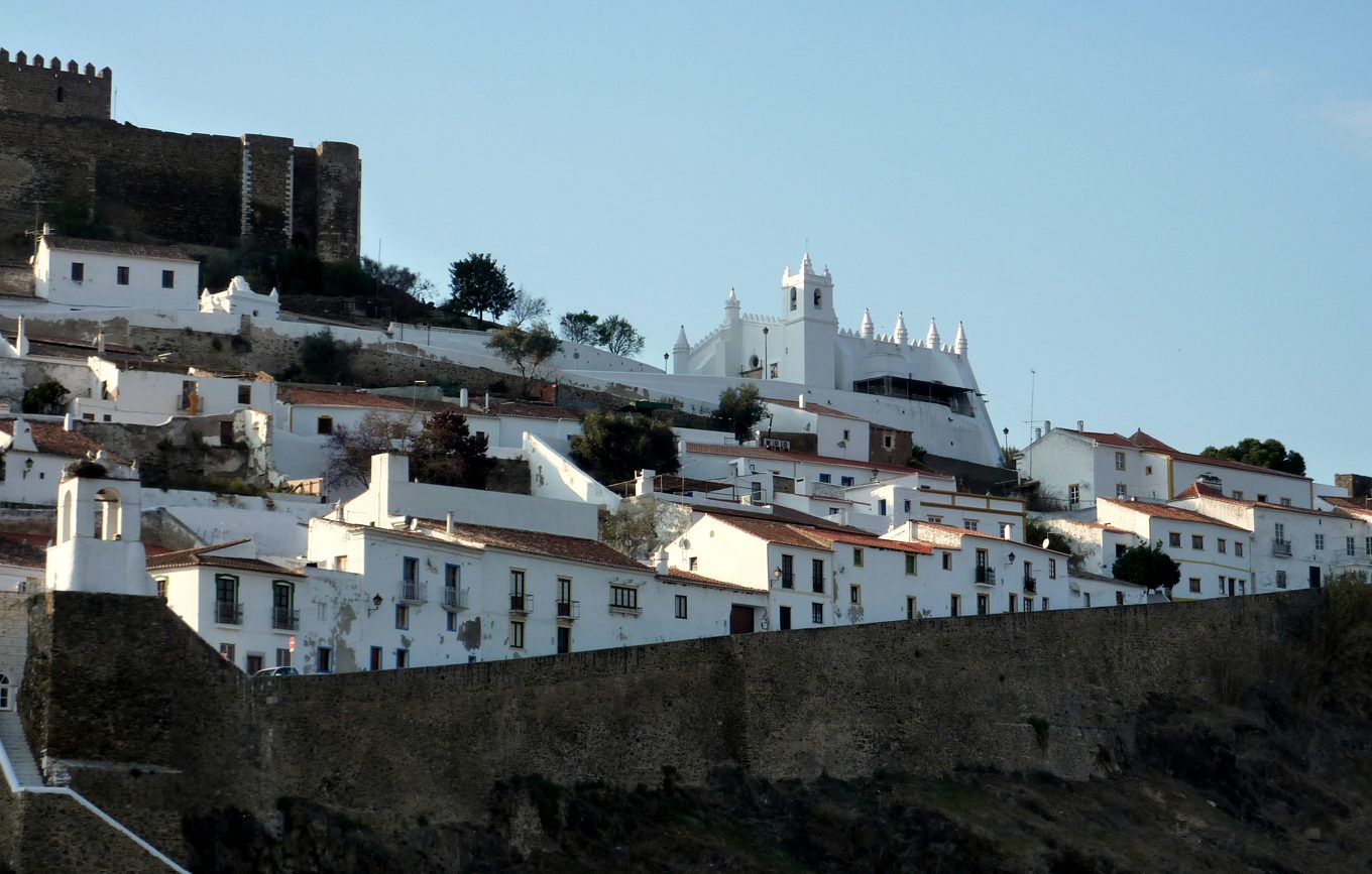 Mértola, casas blancas y la iglesia que fue mezquita bajo las murallas del castillo